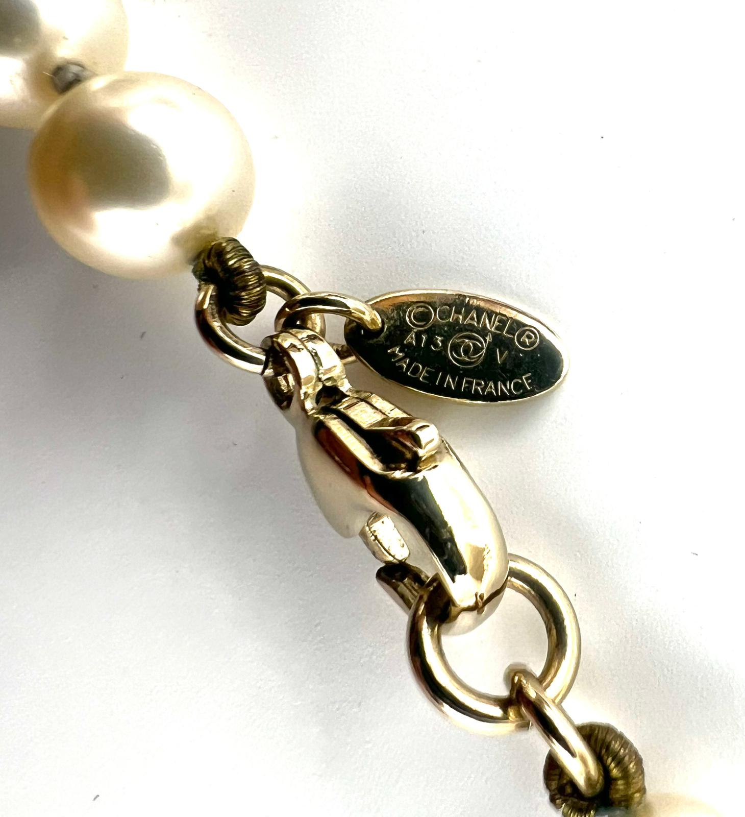 chanel CC collar