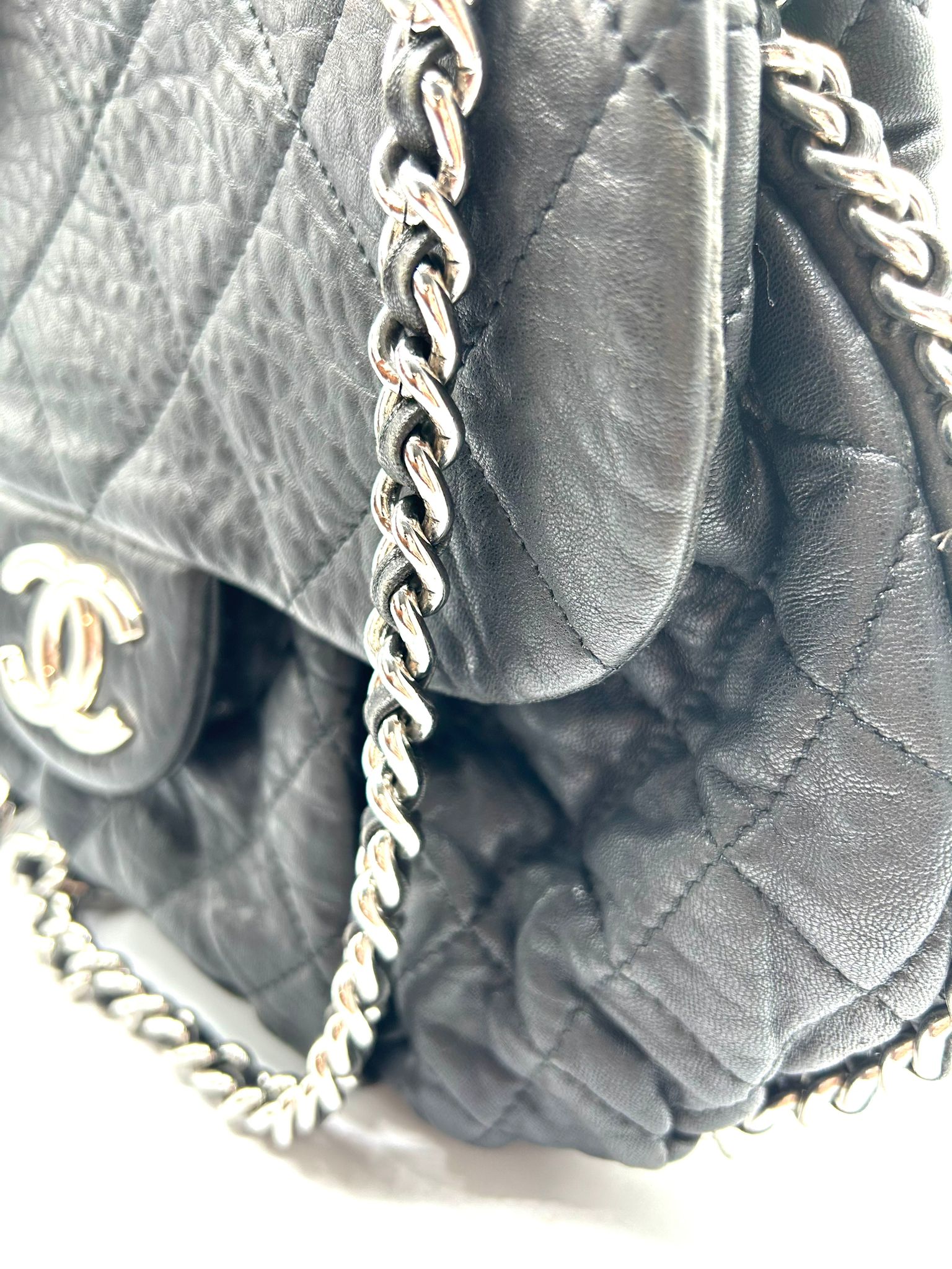 Chanel chain around cuero negro