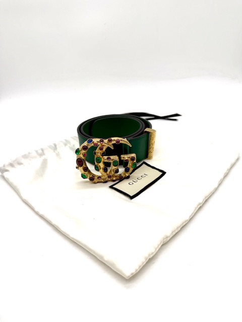 cinturón Gucci con hebilla de pedrería