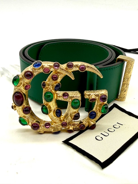 cinturón Gucci con hebilla de pedrería