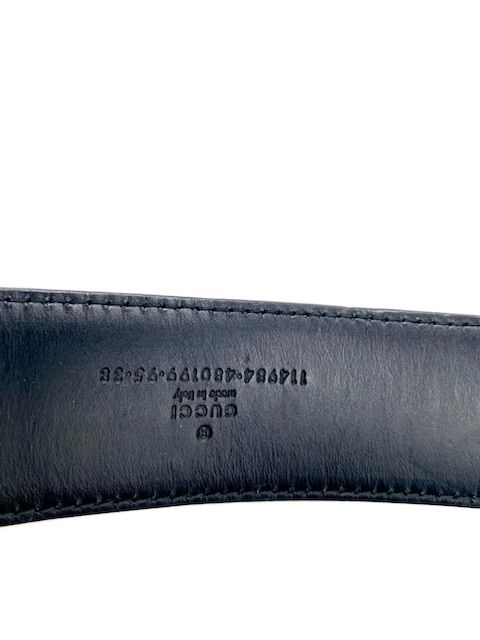 Cinturón gucci negro con monogram grabado