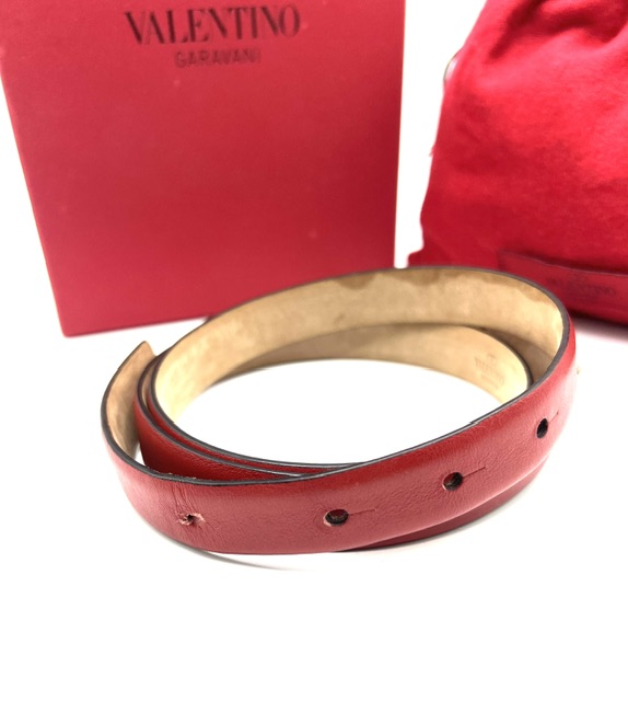 Cinturón Valentino Garavani rojo con aplique de brillantes en forma de hoja
