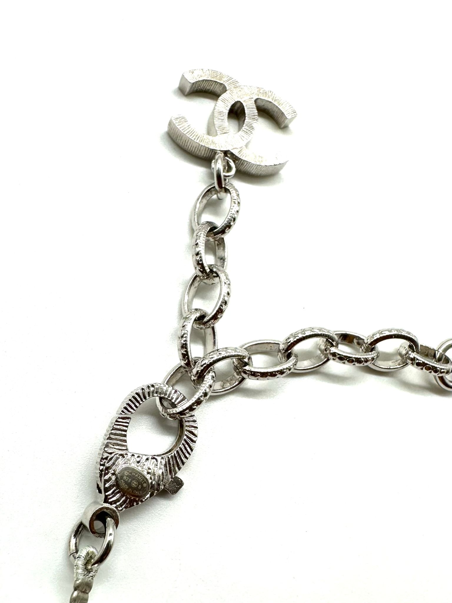Colgante Chanel perlas