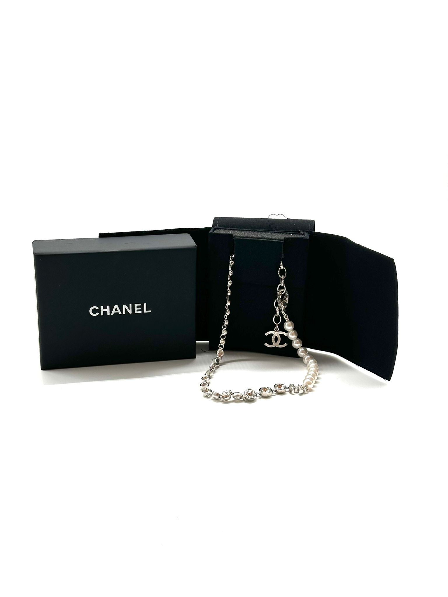 Colgante Chanel perlas