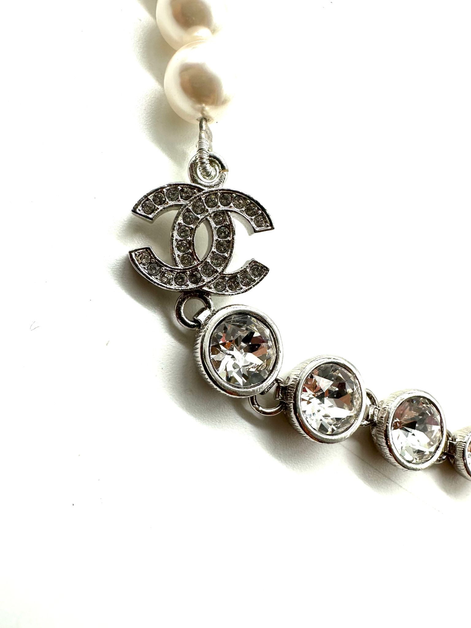 Colgante Chanel perlas
