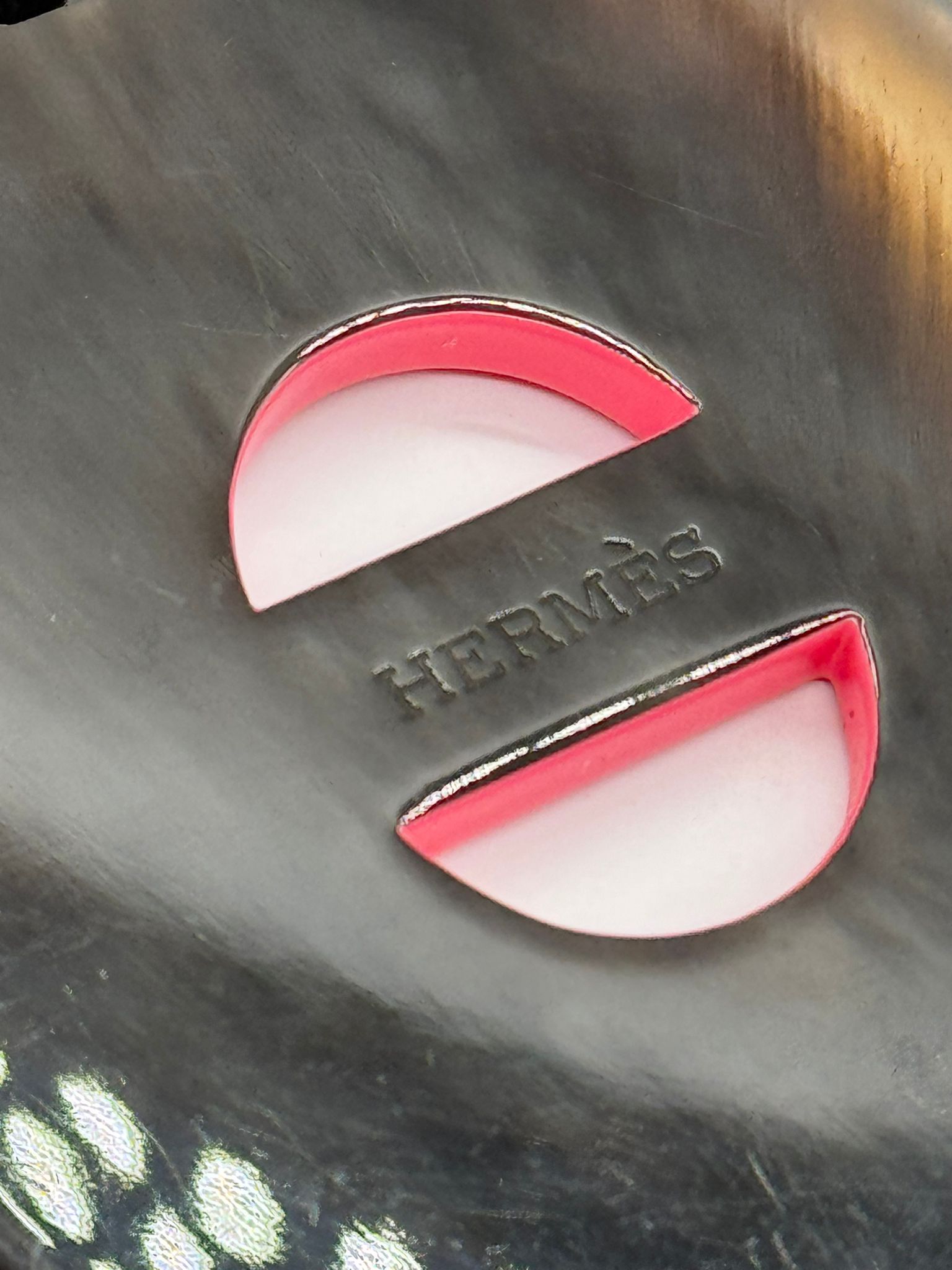 Colgante Hermès nacarado marrón y rosa