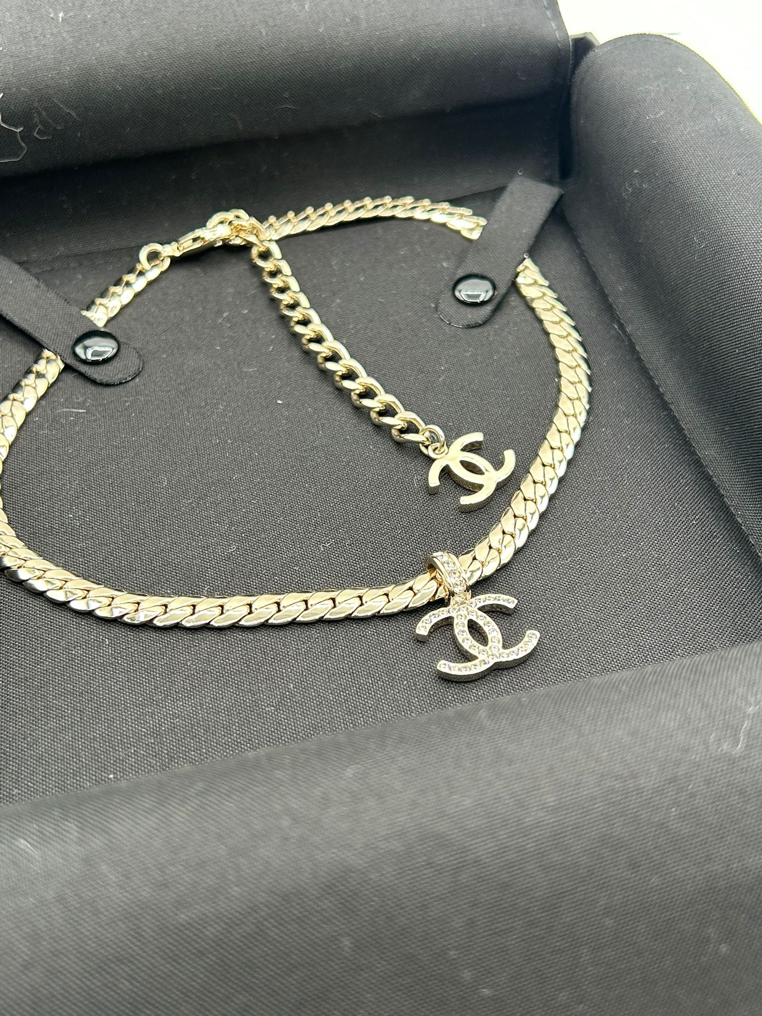 Collar Chanel en metal plateado