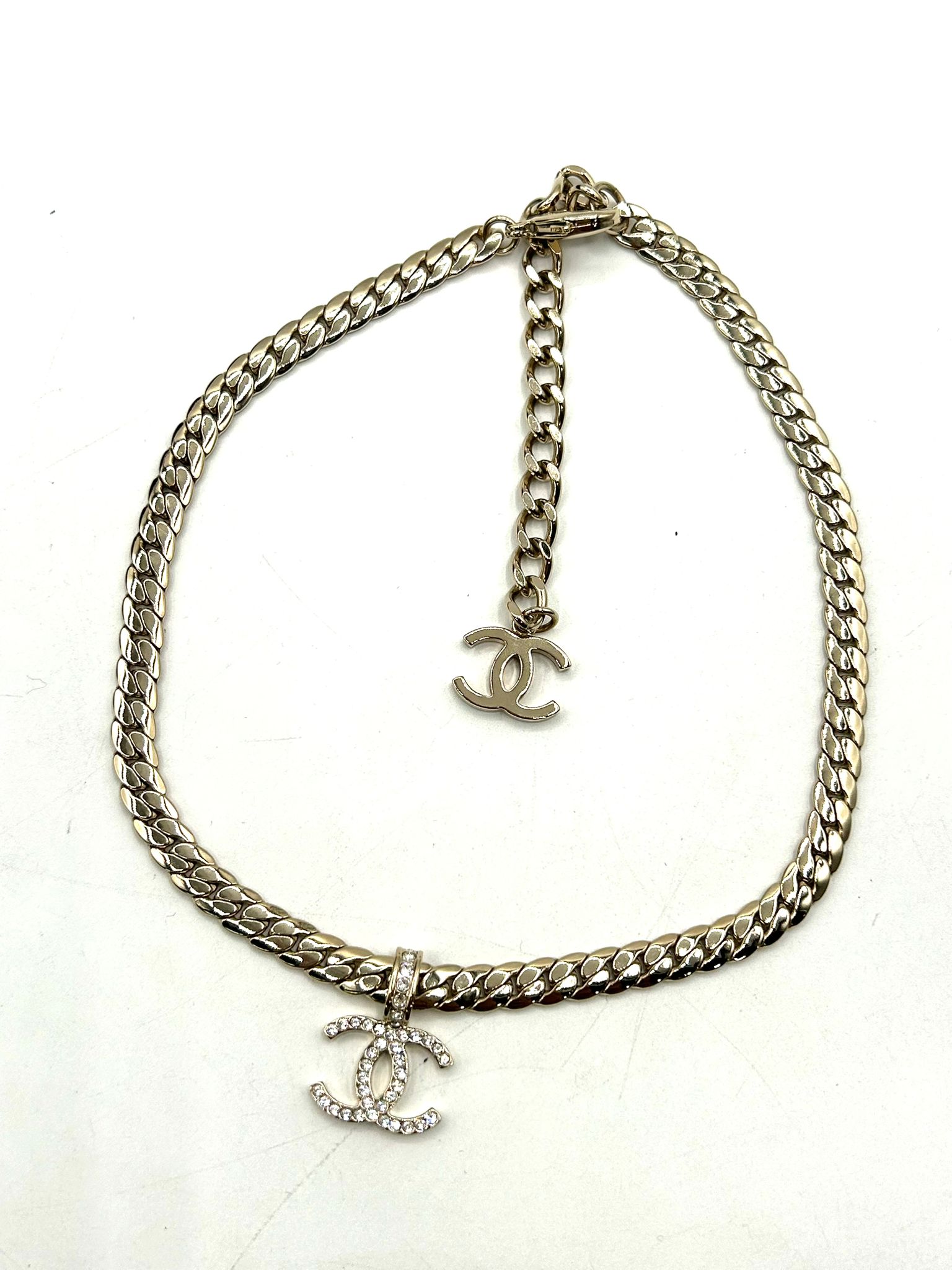 Collar Chanel en metal plateado