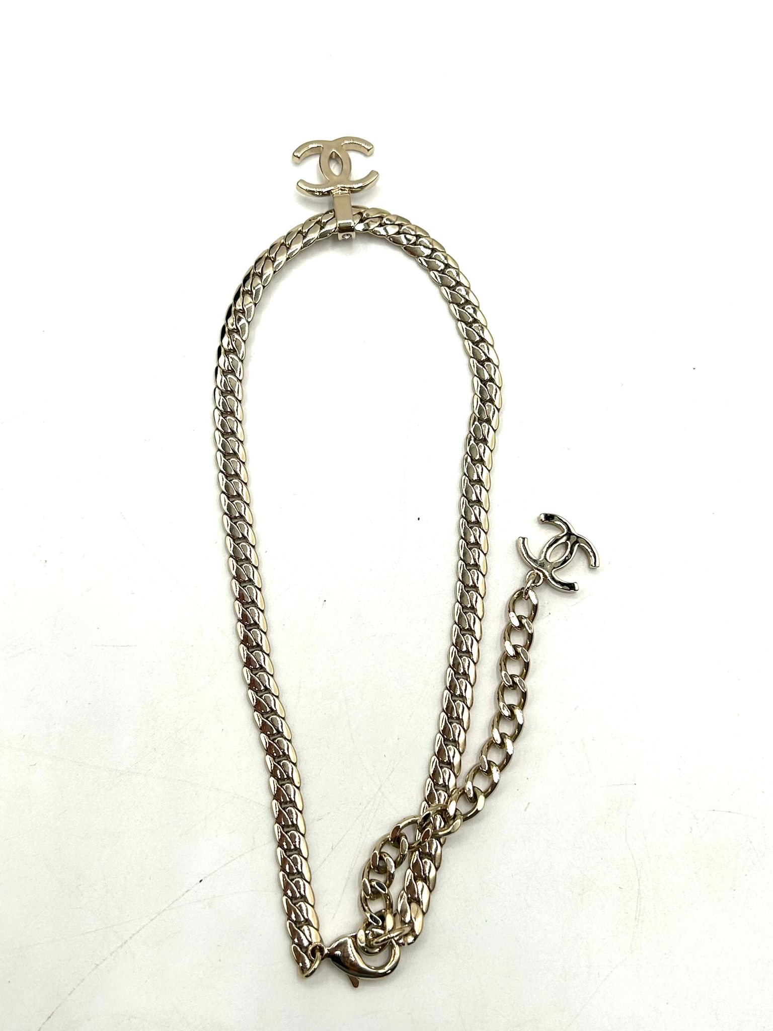 Collar Chanel en metal plateado