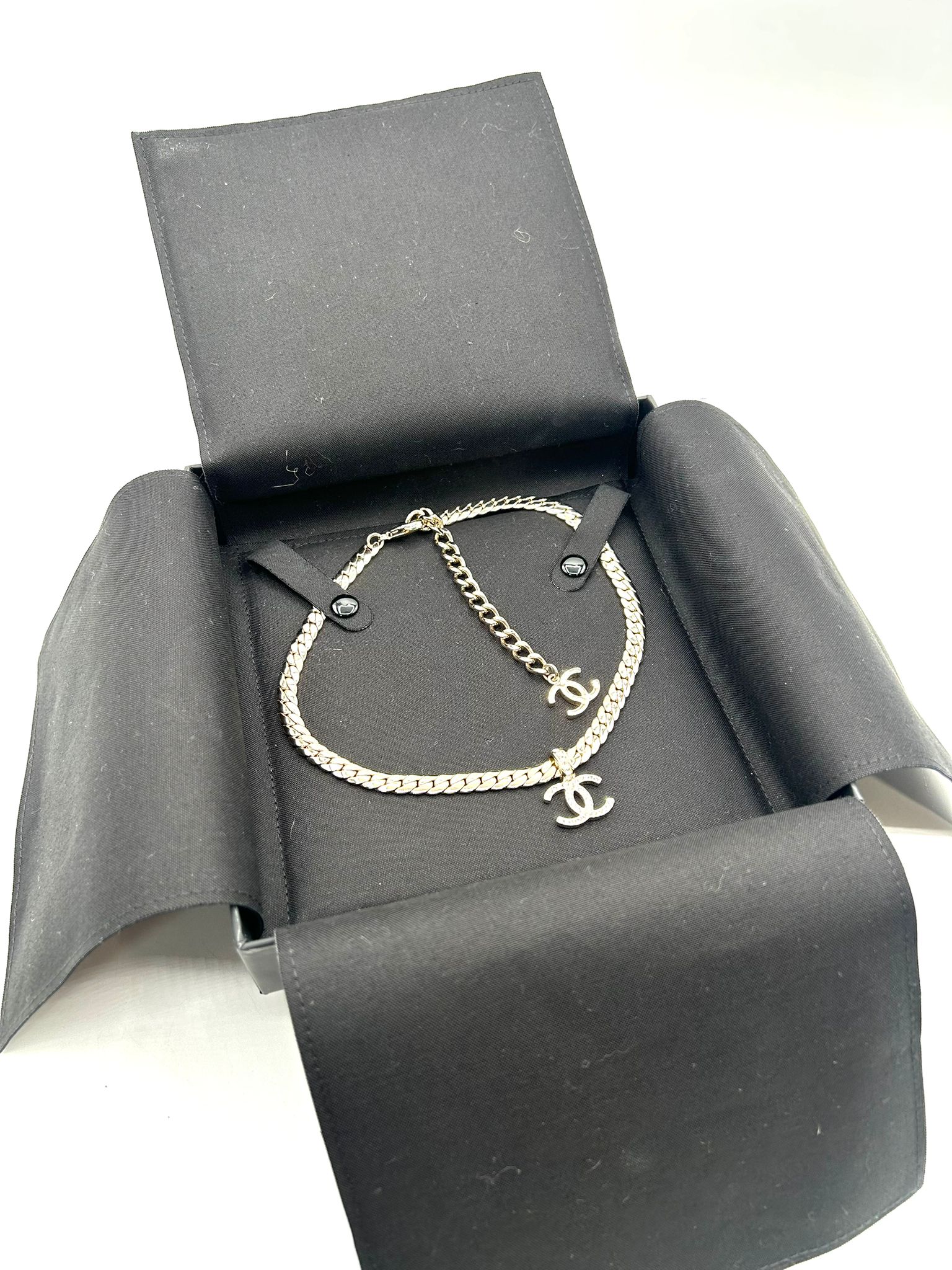 Collar Chanel en metal plateado