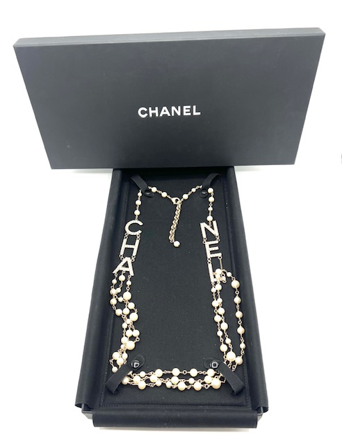 Collar Chanel letras con brillantes y perlas