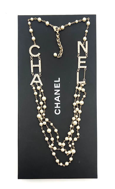 Collar Chanel letras con brillantes y perlas