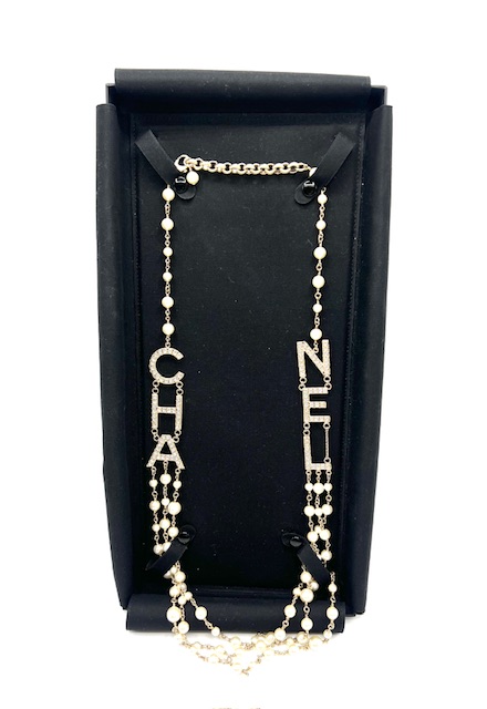 Collar Chanel letras con brillantes y perlas