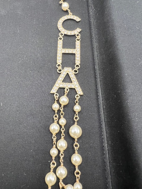 Collar Chanel letras con brillantes y perlas
