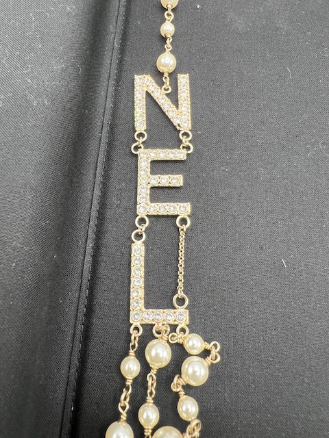 Collar Chanel letras con brillantes y perlas