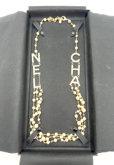 Collar Chanel letras con brillantes y perlas