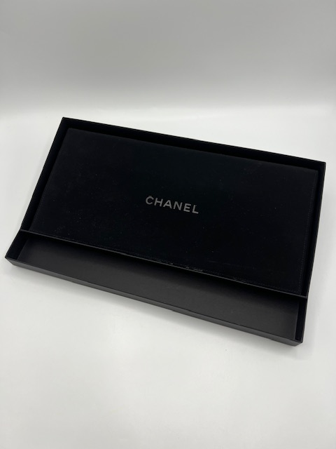 Collar Chanel letras con brillantes y perlas