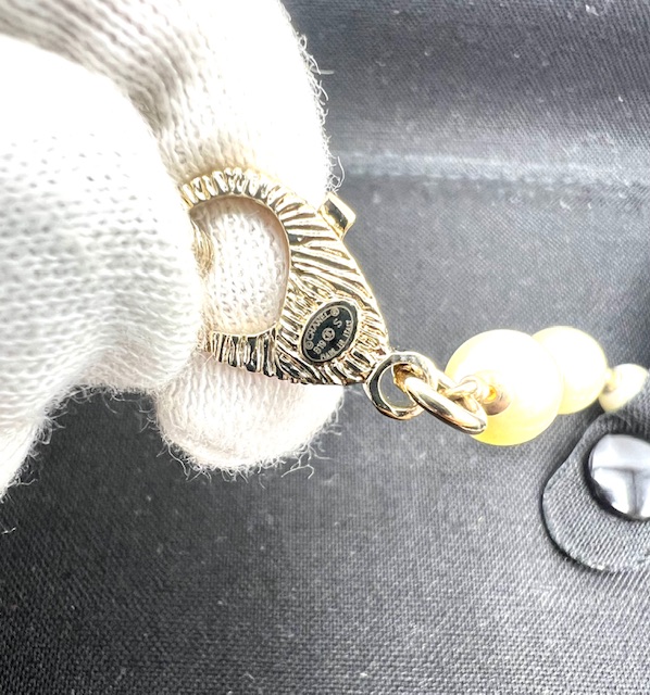 Collar Chanel letras con brillantes y perlas