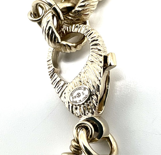 Collar Chanel letras con brillantes y perlas