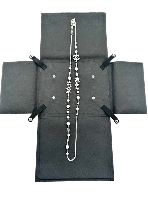COLLAR CHANEL NÚMERO 5 PLATEADO CON PEDRERÍA