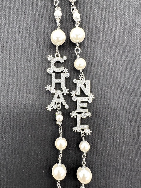 COLLAR CHANEL NÚMERO 5 PLATEADO CON PEDRERÍA