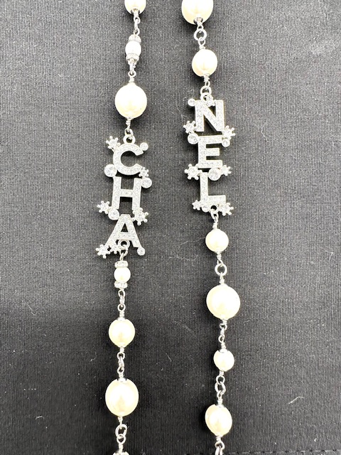 COLLAR CHANEL NÚMERO 5 PLATEADO CON PEDRERÍA