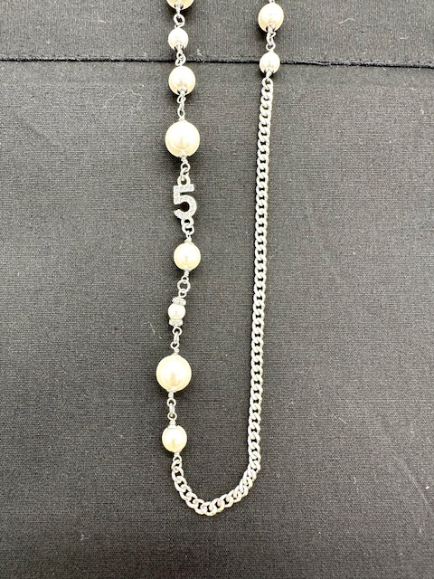 COLLAR CHANEL NÚMERO 5 PLATEADO CON PEDRERÍA