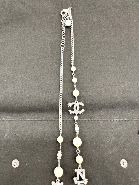 COLLAR CHANEL NÚMERO 5 PLATEADO CON PEDRERÍA
