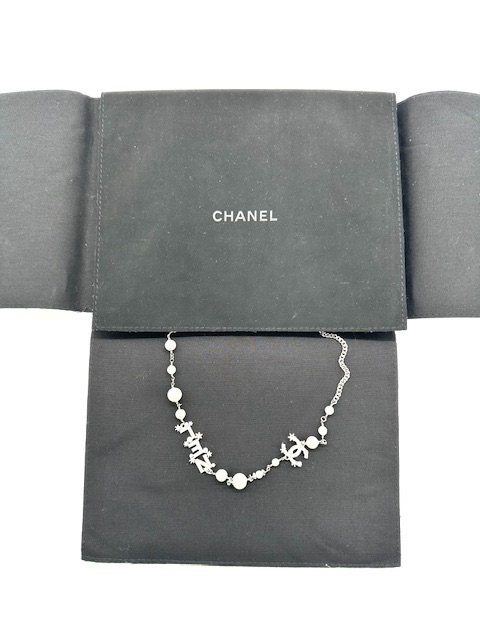 COLLAR CHANEL NÚMERO 5 PLATEADO CON PEDRERÍA