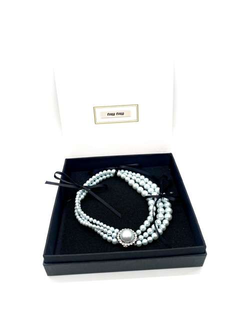 Collar gargantilla de perlas azules Miu Miu