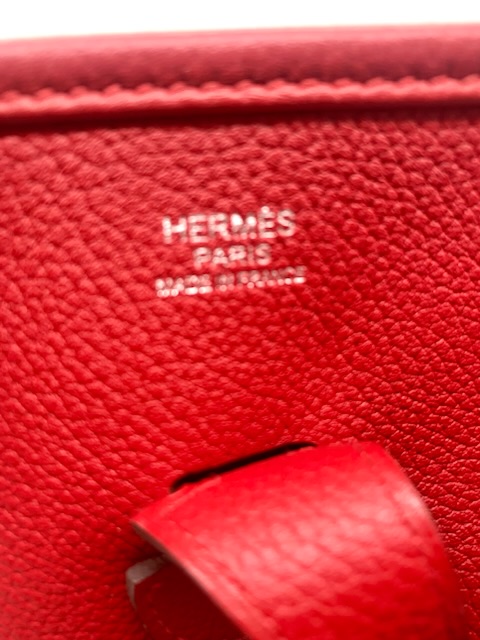 Evelyne Hermès rojo