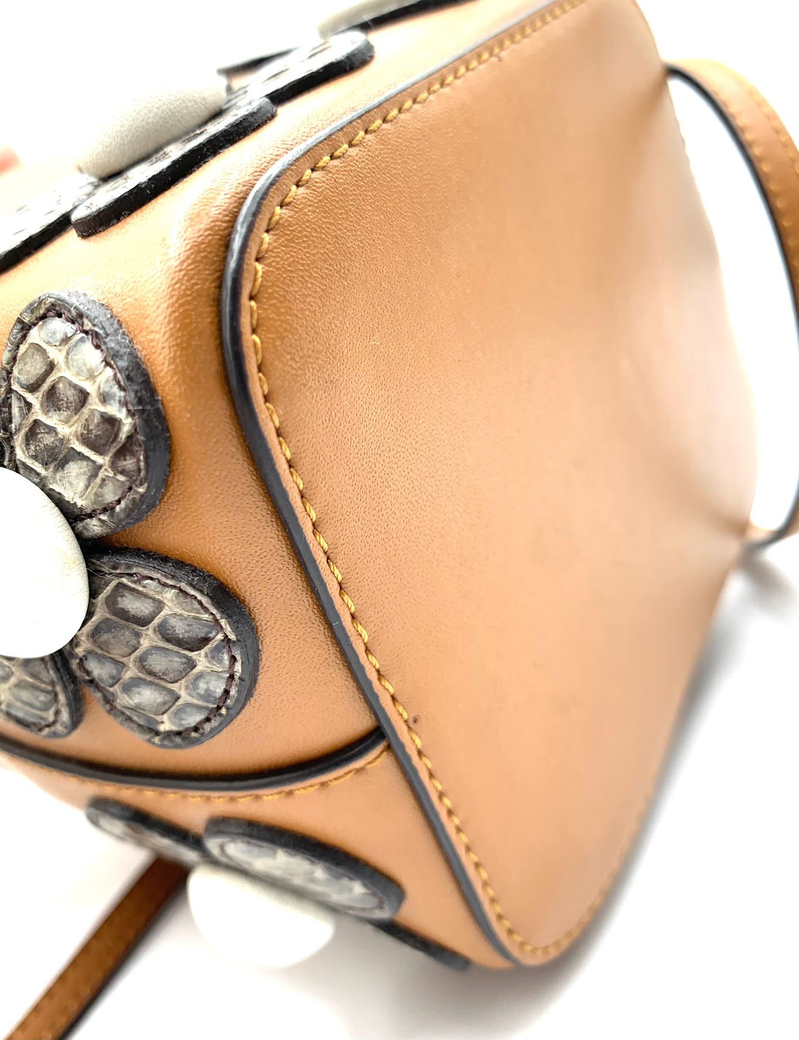 Fendi tresor en cuero camel y diseño flor