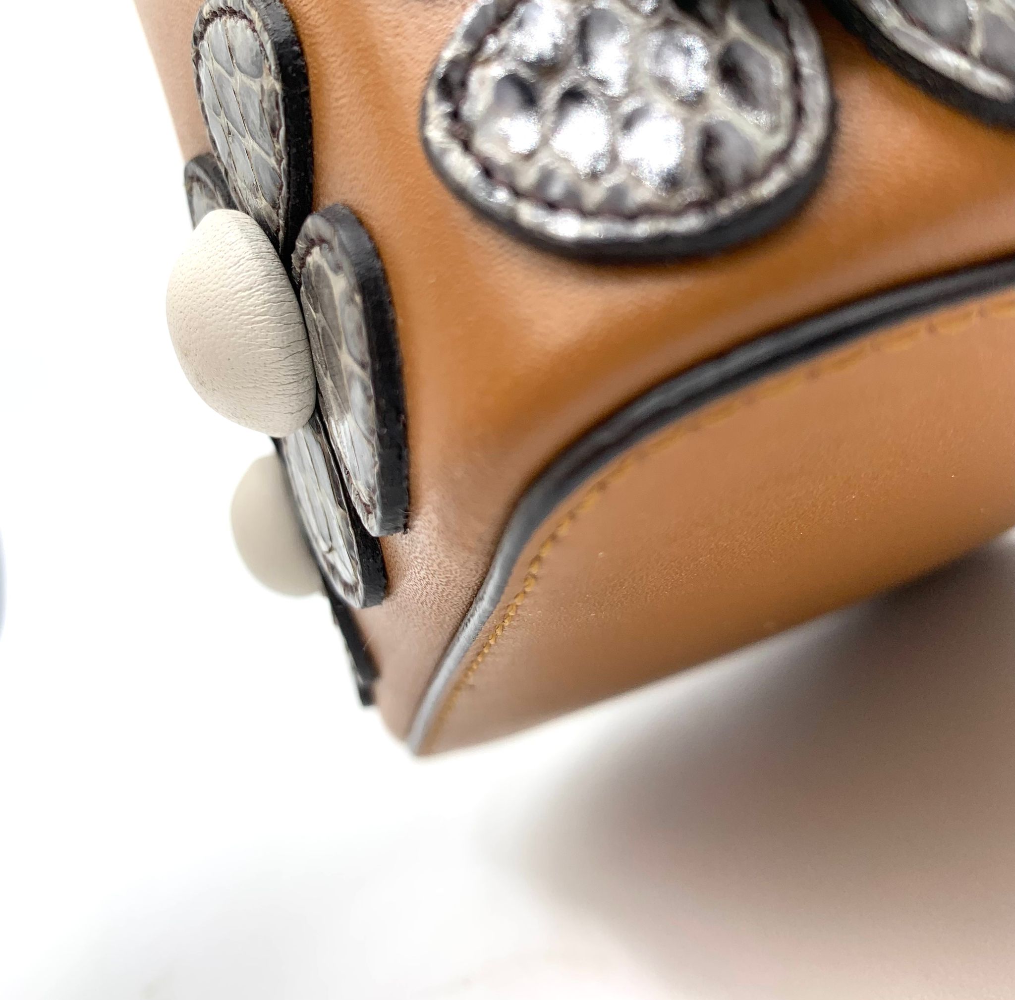 Fendi tresor en cuero camel y diseño flor