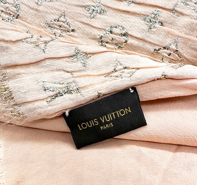Foulard Louis Vuitton en color rosa palo
