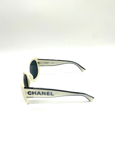 Gafas Chanel de montura blanca y negra