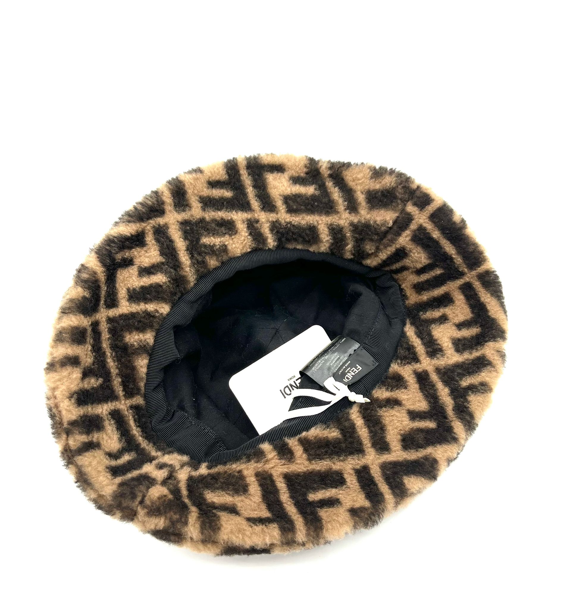 gorro fendi