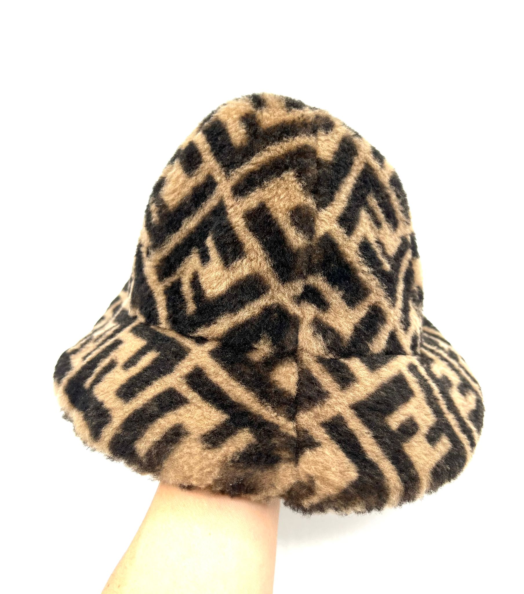 gorro fendi