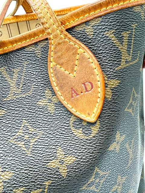 Neverfull Louis Vuitton con iniciales AD
