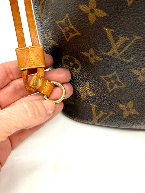 Neverfull Louis Vuitton con iniciales AD