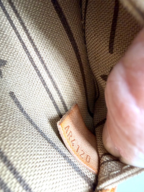 Neverfull Louis Vuitton con iniciales AD