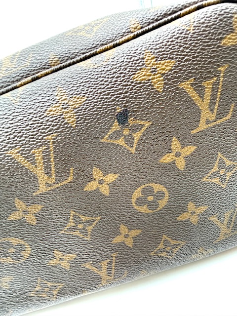 Neverfull Louis Vuitton con iniciales AD