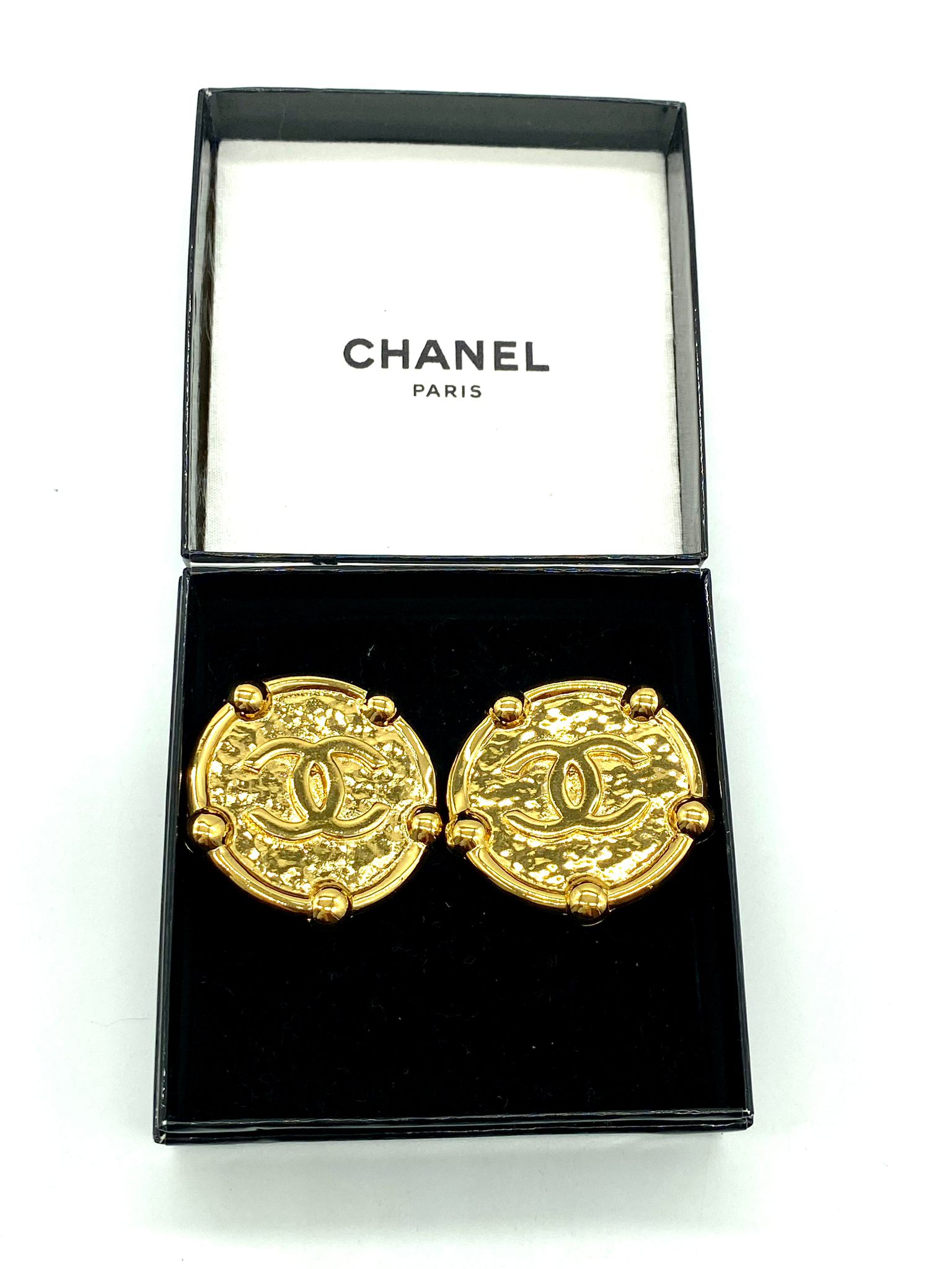 pendientes chapa chanel