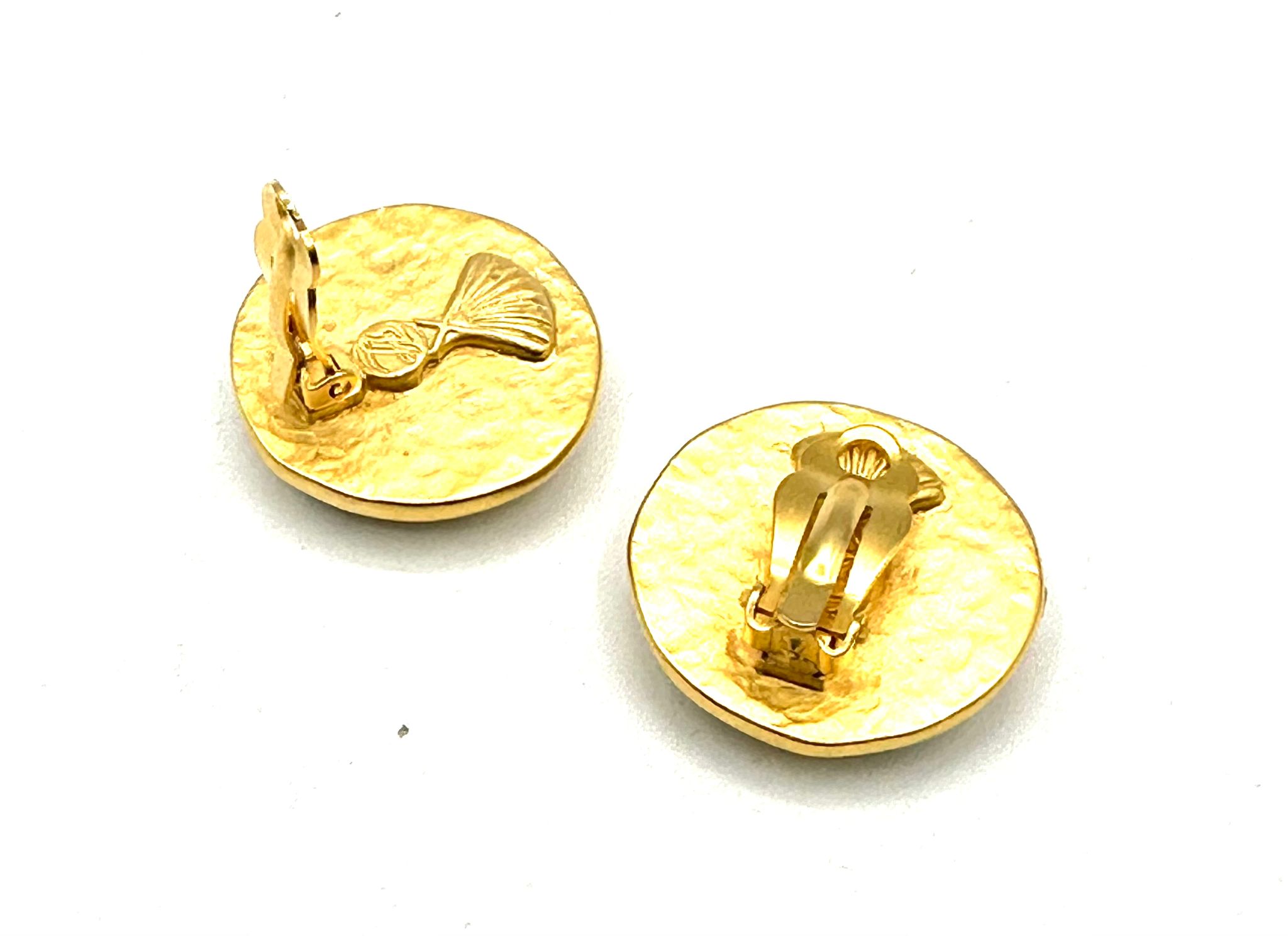 Pendientes de presión Karl Lagerfeld negro y dorado