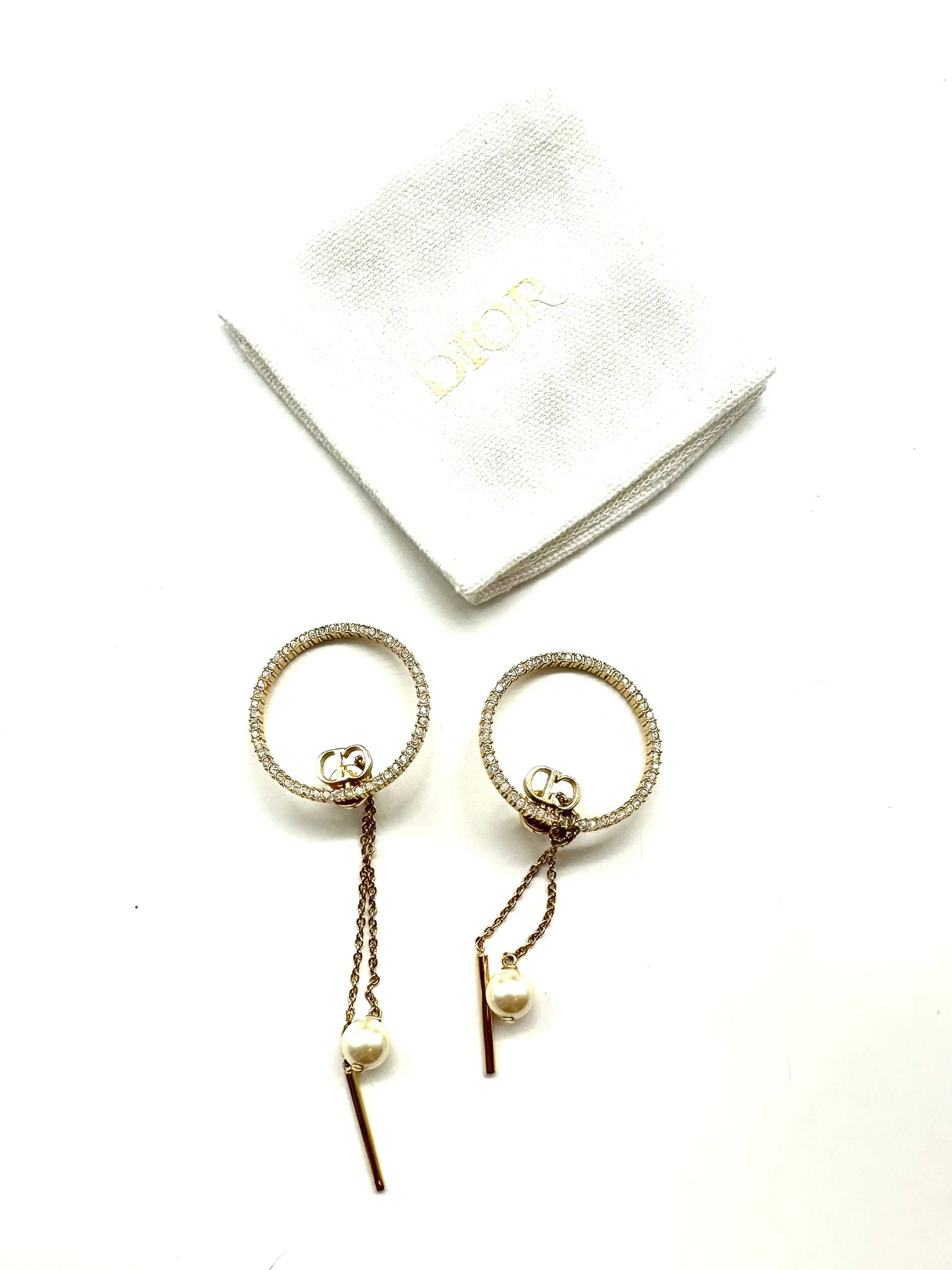 Pendientes Dior circulares y colgantes con perlas