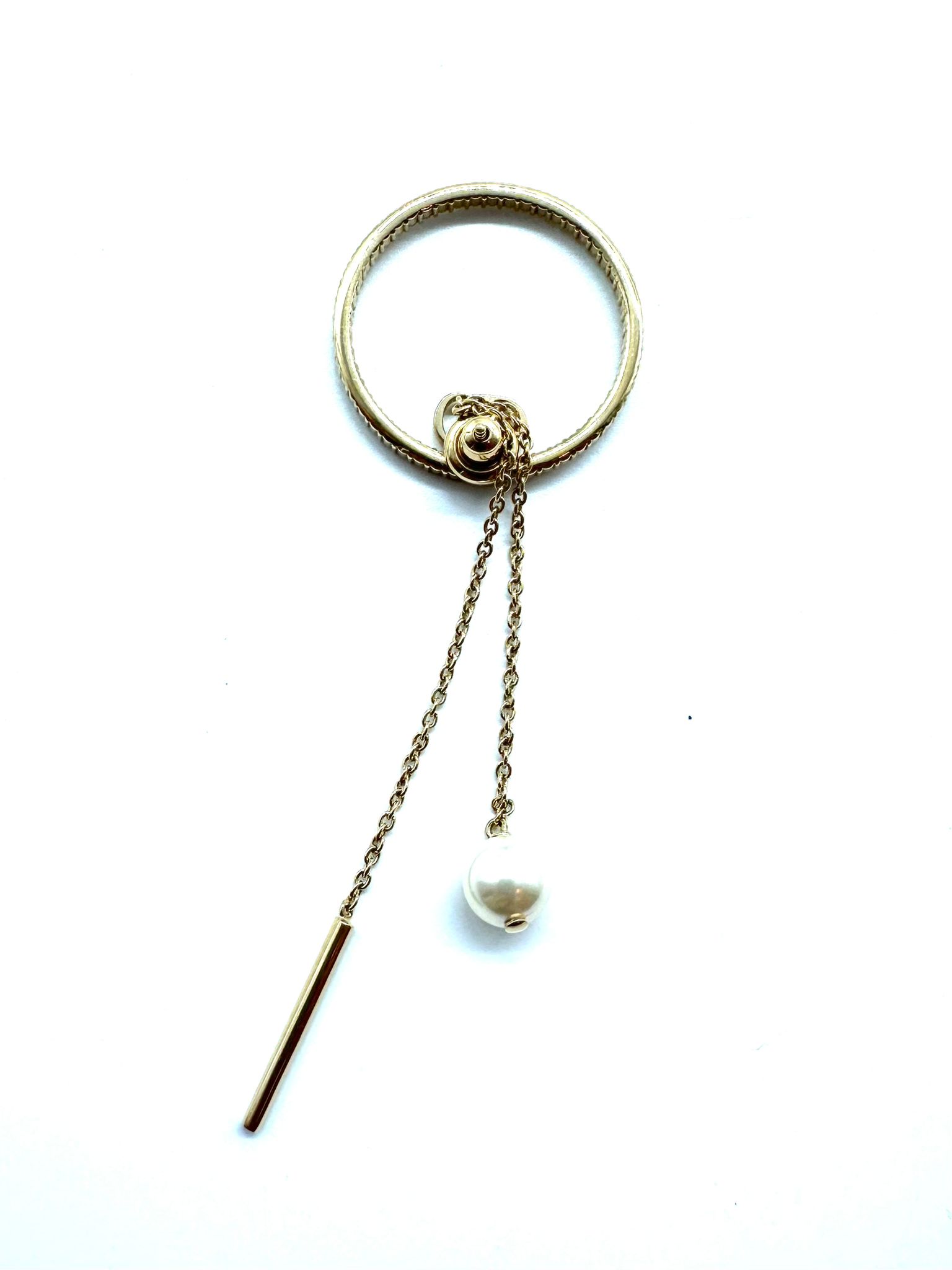 Pendientes Dior circulares y colgantes con perlas