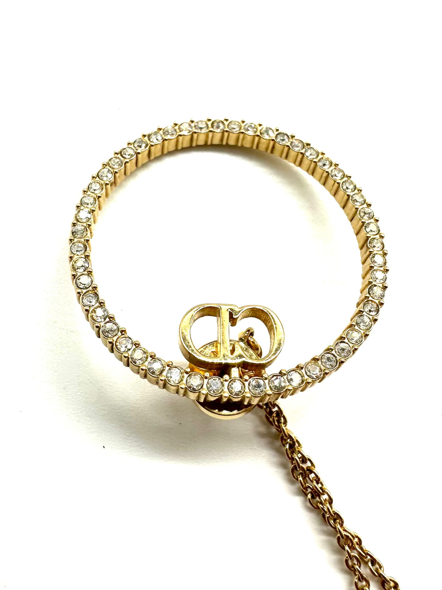 Pendientes Dior circulares y colgantes con perlas