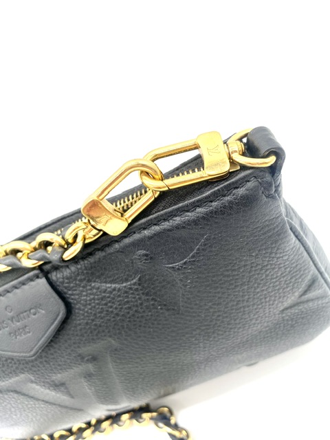 Pochette empreinte Louis Vuitton