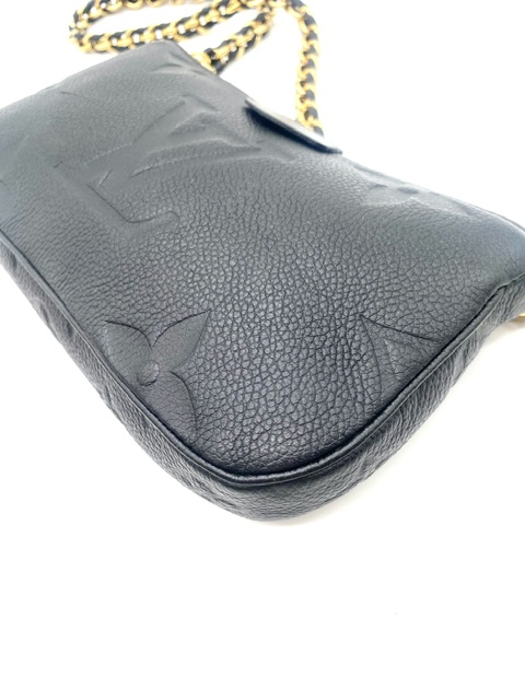 Pochette empreinte Louis Vuitton
