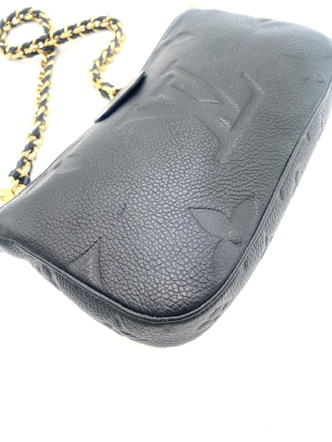 Pochette empreinte Louis Vuitton