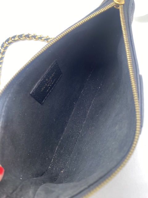 Pochette empreinte Louis Vuitton
